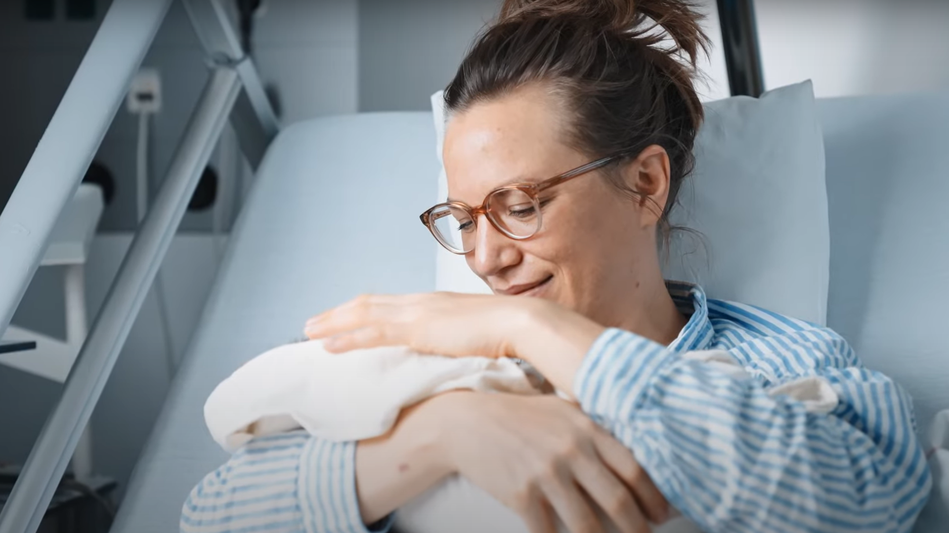 Mutter aus dem St. Josefskrankenhaus streichelt ihr frisch geborenes Baby